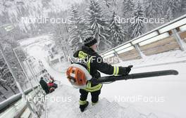 13.02.2009, Oberstdorf, Germany (GER): cleaning the track - FIS world cup ski jumping, training, Oberstdorf (GER). www.nordicfocus.com. © Furtner/NordicFocus. Every downloaded picture is fee-liable.