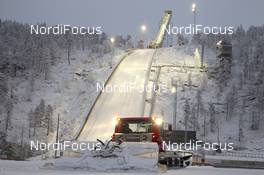 22.11.2011, Kuusamo, Finland (FIN): Event Feature: A pistenbully prepars the stadium area with the jumping hill in the back - FIS world cup ski jumping, training, Kuusamo (FIN). www.nordicfocus.com. © Manzoni/NordicFocus. Every downloaded picture is fee-liable.