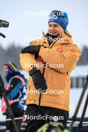 01.12.2023, Oestersund, Sweden, (SWE): Sverre Roeiseland (NOR), coach Team Germany - IBU World Cup Biathlon, sprint women, Oestersund (SWE). www.nordicfocus.com. © Manzoni/NordicFocus. Every downloaded picture is fee-liable.