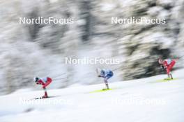 26.11.2023, Ruka, Finland (FIN): Novie Mccabe (USA) with two athletes competing - FIS world cup cross-country, mass, Ruka (FIN). www.nordicfocus.com. © Modica/NordicFocus. Every downloaded picture is fee-liable.