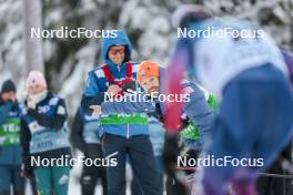 10.12.2023, Oestersund, Sweden (SWE): Matt Withcomb (USA), US coach - FIS world cup cross-country, 10km, Oestersund (SWE). www.nordicfocus.com. © Modica/NordicFocus. Every downloaded picture is fee-liable.