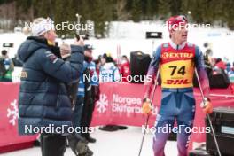 17.12.2023, Trondheim, Norway (NOR): Maya Dhalqvist (SWE) taking a photo to Kevin Bolger (USA) - FIS world cup cross-country, 10km, Trondheim (NOR). www.nordicfocus.com. © Modica/NordicFocus. Every downloaded picture is fee-liable.