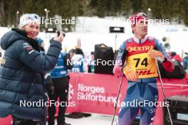 17.12.2023, Trondheim, Norway (NOR): Maya Dhalqvist (SWE) taking a photo to Kevin Bolger (USA) - FIS world cup cross-country, 10km, Trondheim (NOR). www.nordicfocus.com. © Modica/NordicFocus. Every downloaded picture is fee-liable.
