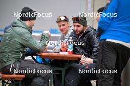 22.02.2024, Oberstdorf, Germany (GER): feature: staff playing cards while waiting  - FIS world cup ski jumping men, training, Oberstdorf (GER). www.nordicfocus.com. © Reichert/NordicFocus. Every downloaded picture is fee-liable