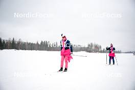 03.03.2024, Saelen-Mora, Sweden (SWE): Athletes wearing flamingo costumes - Ski Classics Vasaloppet, Saelen-Mora (SWE). www.nordicfocus.com. © Reichert/NordicFocus. Every downloaded picture is fee-liable.