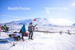 06.04.2024, Setermoen-Bardufoss, Norway (NOR): Event Feature: fans watch undefined skier - Ski Classics Reistadlopet, Setermoen-Bardufoss (NOR). www.nordicfocus.com. © Reichert/NordicFocus. Every downloaded picture is fee-liable.