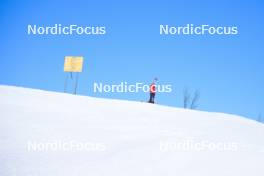 06.04.2024, Setermoen-Bardufoss, Norway (NOR): Event Feature: a fan on top of the hill - Ski Classics Reistadlopet, Setermoen-Bardufoss (NOR). www.nordicfocus.com. © Reichert/NordicFocus. Every downloaded picture is fee-liable.