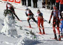 Biathlon - IBU Biathlon World Championchips 2007 relay men 4x7.5 km, 10.02.2007 - Antholz/Anterselva (ITA): Ricco Gross (GER), Daniel Mesotitsch (GER), Simon Hallenbarter (SUI) and Snow man.