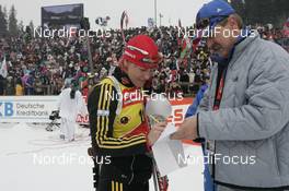 Biathlon - IBU Biathlon World Final 2007, 10 km pursuit women, 17.03.2007 - Khanty Mansiysk (RUS): Race director Franz Berger re, Kati Wilhelm (GER) le