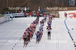 Cross-Country - FIS Nordic World Ski Championchips cross-country, mens 50 km classical mass start, 04.03.07 - Sapporo (JPN): Tobias Angerer (GER) is leading the field.