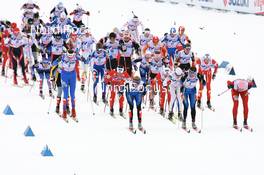 Cross-Country - FIS Nordic World Ski Championchips cross-country, ladies 30 km classical mass start, 03.03.07 - Sapporo (JPN): Virpi Kuitunen (FIN), and Aino Kaisa Saarinen (FIN) in front.