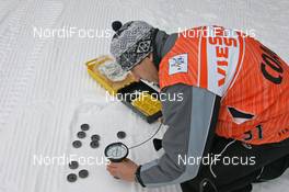 28.12.07, Nove Mesto, Czech Republic (CZE): Russsian skiman analysing the snow - feature - FIS world cup cross-country, tour de ski, prologue women, Nove Mesto (CZE). www.nordicfocus.com. c Hemmersbach/NordicFocus. Every downloaded picture is fee-liable.