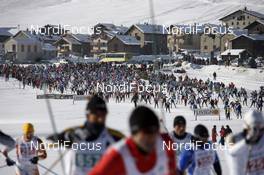 16.12.2007, Livigno, Italy (ITA): leading group in front, rest of the starters in the background - Worldloppet La Sgambeda, Livigno (ITA). www.nordicfocus.com. c Felgenhauer/NordicFocus. Every downloaded picture is fee-liable.