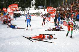 19.01.2008, Antholz, Italy (ITA): Selina Gasparin (SUI), Kaisa Maekaeraeinen (FIN) and many exhausted athletes - IBU World Cup biathlon, pursuit women - Antholz (ITA). www.nordicfocus.com. c Manzoni/NordicFocus. Every downloaded picture is fee-liable.