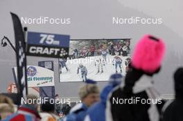 05.01.08, Val di Fiemme, Italy (ITA): spectators and the screen at the finish line - FIS world cup cross-country, tour de ski, mass women, Val di Fiemme (ITA). www.nordicfocus.com. c Felgenhauer/NordicFocus. Every downloaded picture is fee-liable.