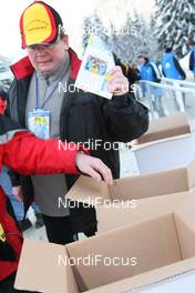 25.01.2009, Antholz, Italy (ITA): fans grab startlists - IBU world cup biathlon, training, Antholz (ITA). www.nordicfocus.com. © Manzoni/NordicFocus. Every downloaded picture is fee-liable.