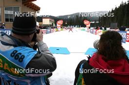 13.03.2009, Vancouver, Canada (CAN): Photographers watch finals - IBU world cup biathlon, sprint men, Vancouver (CAN). www.nordicfocus.com. © Manzoni/NordicFocus. Every downloaded picture is fee-liable.