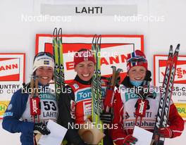 08.03.2009, Lahti, Finland (FIN): podium, l-r Charlotte Kalla (SWE), Fischer, Salomon, Swix, Craft, Justyna Kowalczyk (POL), Fischer, Salomon, Swix, Marthe Kristoffersen (NOR), Madshus, Swix  - FIS world cup cross-country, 10km women, Lahti (FIN). www.nordicfocus.com. © Hemmersbach/NordicFocus. Every downloaded picture is fee-liable.