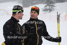 11.12.2009, Davos, Switzerland (SUI): Thorsten Walter (GER), brand manager Toko and Steffen Hoos (GER), race service manager Toko talking about the snow conditions - FIS world cup cross-country, training, Davos (SUI). www.nordicfocus.com. © Hemmersbach/NordicFocus. Every downloaded picture is fee-liable.