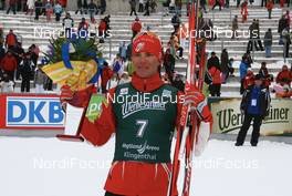 15.02.2009, Klingenthal, Germany (GER): Bill Demong (USA), Atomic with flowers - FIS world cup nordic combined, individual gundersen HS140/10km, Klingenthal (GER). www.nordicfocus.com. © Lange/NordicFocus. Every downloaded picture is fee-liable.