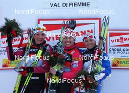 10.01.2010, Val di Fiemme, Italy (ITA): TdS overall podium, l-r: Petra Majdic (SLO), Fischer, Rottefella, Alpina, One Way, Justyna Kowalczyk (POL), Fischer, Salomon, Swix and Arianna Follis (ITA), Fischer, Salomon, Swix  - FIS world cup cross-country, tour de ski, final climb women, Val di Fiemme (ITA). www.nordicfocus.com. © Hemmersbach/NordicFocus. Every downloaded picture is fee-liable.