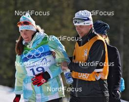 17.02.2010, Whistler, Canada (CAN): feature, injured Petra Majdic (SLO), Fischer, Rottefella, Alpina, One Way with her coach supporting her - Olympic Winter Games Vancouver 2010, cross-country, individual sprint, Whistler (CAN). www.nordicfocus.com. © NordicFocus. Every downloaded picture is fee-liable.