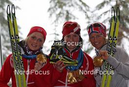 26.02.2010, Whistler, Canada (CAN): group, medals, l-r: Therese Johaug (NOR), Fischer, Salomon, Swix, Marit Bjoergen (NOR), Fischer, Rottefella, Swix, Vibeke W. Skofterud (NOR), Fischer, Rottefella, Alpina, One Way, Swix  - Olympic Winter Games Vancouver 2010, cross-country, medals, Whistler (CAN). www.nordicfocus.com. © NordicFocus. Every downloaded picture is fee-liable.