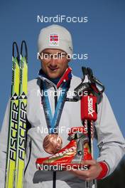 18.02.2010, Whistler, Canada (CAN): medal, Petter Northug (NOR), Fischer, Rottefella, Alpina, Ski Go, Swix   - Olympic Winter Games Vancouver 2010, cross-country, medals, Whistler (CAN). www.nordicfocus.com. © NordicFocus. Every downloaded picture is fee-liable.