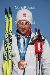18.02.2010, Whistler, Canada (CAN): medal, Petter Northug (NOR), Fischer, Rottefella, Alpina, Ski Go, Swix   - Olympic Winter Games Vancouver 2010, cross-country, medals, Whistler (CAN). www.nordicfocus.com. © NordicFocus. Every downloaded picture is fee-liable.