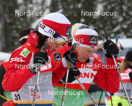 19.11.2010, Gaellivare, Sweden (SWE): Marit Bjoergen (NOR), Fischer, Rottefella, Swix discussing the best skis with her skiman - FIS world cup cross-country, training, Gaellivare (SWE). www.nordicfocus.com. © Hemmersbach/NordicFocus. Every downloaded picture is fee-liable.