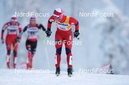26.11.2010, Kuusamo, Finland (FIN): Marit Bjoergen (NOR), Fischer, Rottefella, Swix, looks back to her competitors - FIS world cup cross-country, individual sprint, Kuusamo (FIN). www.nordicfocus.com © Felgenhauer/NordicFocus. Every downloaded picture is fee-liable.
