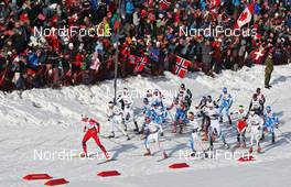 06.03.2011, Oslo, Norway (NOR): feature: leading group and spectators, in front Petter Northug (NOR), Fischer, Rottefella, Alpina, Ski Go, Swix   - FIS nordic world ski championships, cross-country, mass  men, Oslo (NOR). www.nordicfocus.com. © Hemmersbach/NordicFocus. Every downloaded picture is fee-liable.