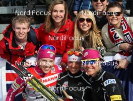 11.03.2012, Oslo, Norway (NOR): l-r: Kikkan Randall (USA), Fischer, Salomon, Swix, Elizabeth Stephen (USA), Rossignol, Rottefella, One Way, Sadie Bjornsen (USA), Fischer, Salomon, Swix with fans - FIS world cup cross-country, mass women, Oslo (NOR). www.nordicfocus.com. © Hemmersbach/NordicFocus. Every downloaded picture is fee-liable.
