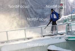 02.12.2012, Kuusamo, Finland (FIN):  a volunteer blowing the snow from the jumping hill - FIS world cup nordic combined, team sprint HS142/2x7.5km, Kuusamo (FIN). www.nordicfocus.com. © Laiho/NordicFocus. Every downloaded picture is fee-liable.