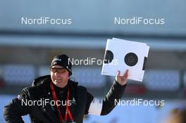 01.03.2013, Oslo, Norway (NOR): Biathlon Feature: referee shows paper targets - IBU world cup biathlon Holmenkollen, sprint women, Oslo (NOR). www.nordicfocus.com. © Manzoni/NordicFocus. Every downloaded picture is fee-liable.