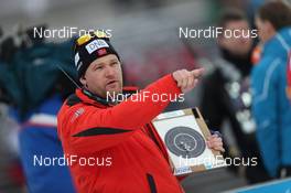 28.11.2013, Oestersund, Sweden (SWE): Biathlon Feature: Norwegian Coach gives advices - IBU world cup biathlon, individual women, Oestersund (SWE). www.nordicfocus.com. © Manzoni/NordicFocus. Every downloaded picture is fee-liable.