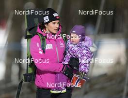 30.11.2013, Oestersund, Sweden (SWE): Ann Kristin Aafedt Flatland (NOR) with her daughter - IBU world cup biathlon, sprint men, Oestersund (SWE). www.nordicfocus.com. © Manzoni/NordicFocus. Every downloaded picture is fee-liable.