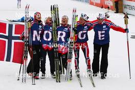 28.02.2013, Val di Fiemme, Italy (ITA): (l-r) Heidi Weng (NOR), Madshus, Swix, Alpina, Rottefella, Therese Johaug (NOR), Fischer, Swix, Salomon, Kristin Steira (NOR), Madshus, One Way, Salomon, Swix, Marit Bjoergen (NOR), Fischer, Swix, Rottefella and Egil Kristiansen (NOR)  - FIS nordic world ski championships, cross-country, 4x5km women, Val di Fiemme (ITA). www.nordicfocus.com. © Laiho/NordicFocus. Every downloaded picture is fee-liable.