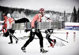05.12.2014, Lillehammer, Norway (NOR): canadien service man on a quick run back to the waxing cabin - FIS world cup cross-country, training, Lillehammer (NOR). www.nordicfocus.com. © Felgenhauer/NordicFocus. Every downloaded picture is fee-liable.