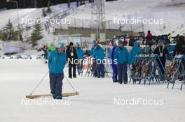 29.11.2015, Oestersund, Sweden (SWE): Event Feature: Volunteer groom the shooting range - IBU world cup biathlon, single mixed relay, Oestersund (SWE). www.nordicfocus.com. © Manzoni/NordicFocus. Every downloaded picture is fee-liable.
