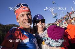 16.02.2017, Hochfilzen, Austria (AUT): Lowell Bailey (USA) with his wife and daughter - IBU world championships biathlon, individual men, Hochfilzen (AUT). www.nordicfocus.com. © NordicFocus. Every downloaded picture is fee-liable.