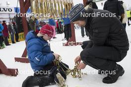 03.03.2018, Mora, Sweden (SWE): Event Feature: Participants solve a small medal-problem at the childrens loppet - Visma Ski Classics, 94th Vasaloppet, Mora (SWE). www.nordicfocus.com. © Manzoni/NordicFocus. Every downloaded picture is fee-liable.