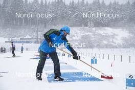 08.01.2019, Oberhof, Germany (GER): Event Feature: volunteer shuffels snow -  IBU world cup biathlon, training, Oberhof (GER). www.nordicfocus.com. © Manzoni/NordicFocus. Every downloaded picture is fee-liable.