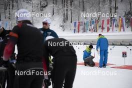 15.01.2019, Ruhpolding, Germany (GER): Event Feature: a volunteer fixes the shooting mats while the Norwegian team waits for training -  IBU world cup biathlon, training, Ruhpolding (GER). www.nordicfocus.com. © Manzoni/NordicFocus. Every downloaded picture is fee-liable.
