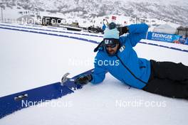 13.02.2019, Soldier Hollow, United States of America (USA): Event Feature: a volunteer makes fun of the strong wind by hammering a v-board down -  IBU world cup biathlon, training, Soldier Hollow (USA). www.nordicfocus.com. © Manzoni/NordicFocus. Every downloaded picture is fee-liable.