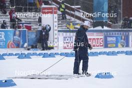 13.03.2019, Oestersund, Sweden (SWE): Event Feature: a volunteer removes snow from the track - IBU world championships biathlon, individual men, Oestersund (SWE). www.nordicfocus.com. © Manzoni/NordicFocus. Every downloaded picture is fee-liable.