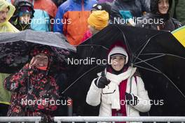 22.12.2019, Annecy-Le Grand Bornand, France (FRA): Event Feature: fans having fun in the rain -  IBU world cup biathlon, mass men, Annecy-Le Grand Bornand (FRA). www.nordicfocus.com. © Manzoni/NordicFocus. Every downloaded picture is fee-liable.