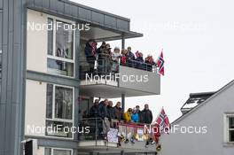 12.03.2019, Drammen, Norway (NOR): Spectators in Drammen watching from their balcony.  Venue - FIS world cup cross-country, individual sprint, Drammen (NOR). www.nordicfocus.com. © Lyngstad/NordicFocus. Every downloaded picture is fee-liable.