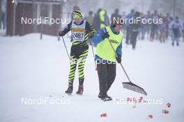 03.03.2019, Mora, Sweden (SWE): Event Feature: volunteer removes empty cans from the track - Visma Ski Classics and FIS Marathon Cup Vasaloppet, Mora (SWE). www.nordicfocus.com. © Manzoni/NordicFocus. Every downloaded picture is fee-liable.