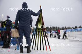 29.11.2020, Kontiolahti, Finland (FIN): Event Feature: US technician holds different skis in the warm up area -  IBU world cup biathlon, sprint men, Kontiolahti (FIN). www.nordicfocus.com. © Manzoni/NordicFocus. Every downloaded picture is fee-liable.